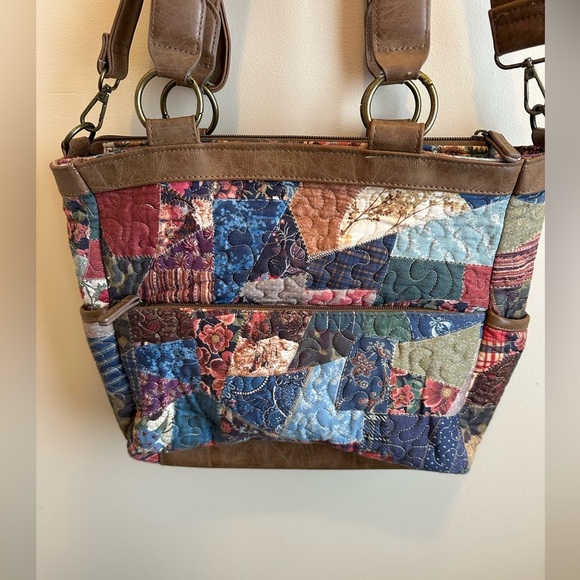 Donna Sharp Dizzy Quilted Crossbody/Tote/Purse Adjustable Strap Zip Closure - Picture 3 of 7